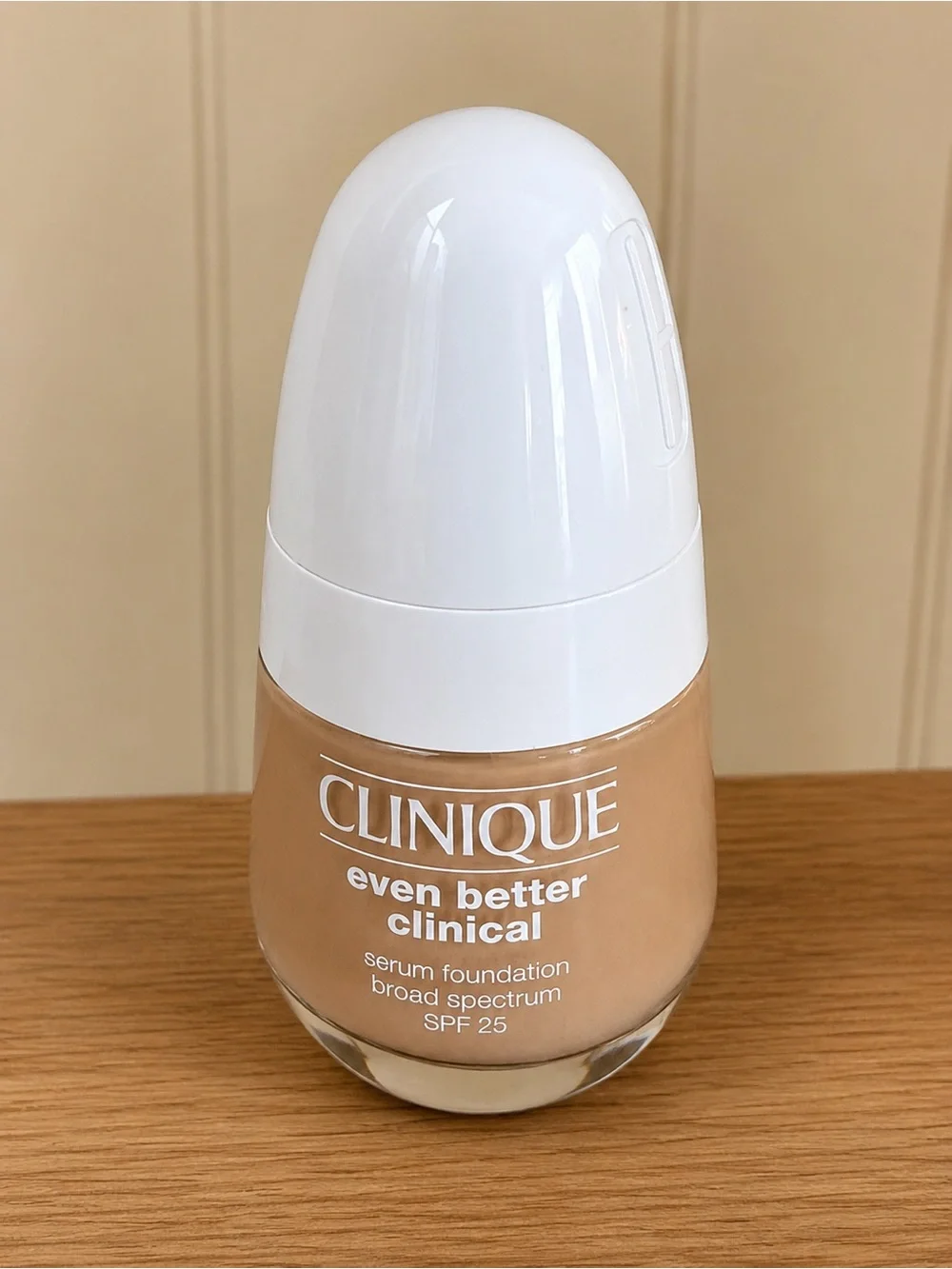 Clinique Even Better Clinical Foundation - Light Beige/Tan